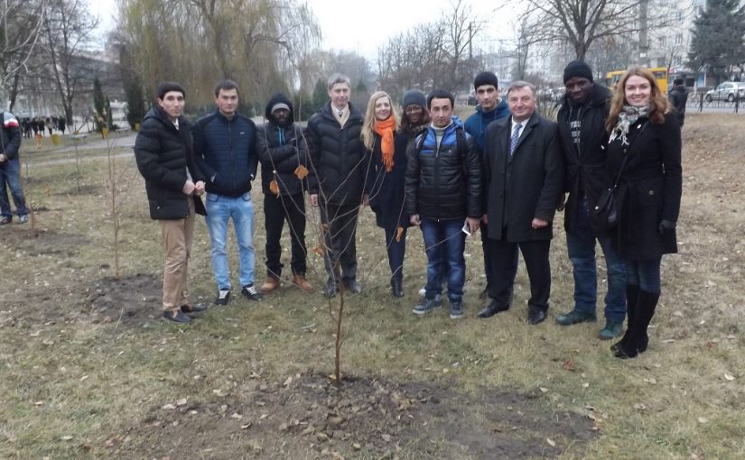 Студенти Житомирського державного технологічного університету висадили біля навчальних закладів  міста 800 дерев