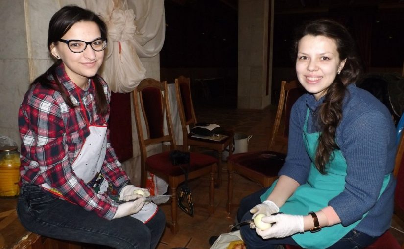 Студентки Житомирського технологічного університету готують салати для військових на Схід