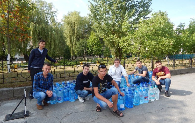 Студенти ЖДТУ зібрали і передали 700 л води для 95 бригади