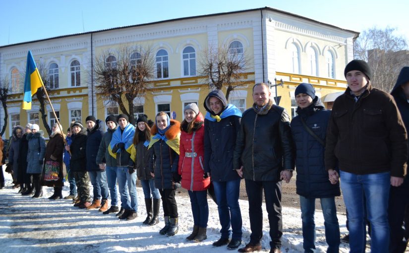 Студенти і викладачі ЖДТУ створили «живий» ланцюг єдності до Дня Соборності України