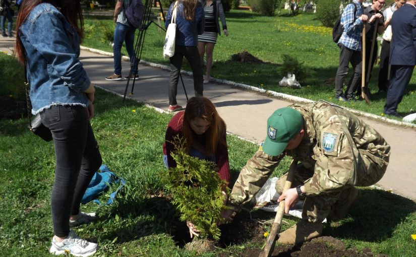 У ЖДТУ екологи та студенти висадили дерева до Дня довкілля