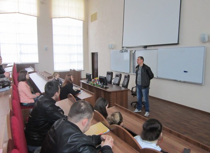 Студенти ЖДТУ зустрілися з Владиславом Паламарчуком, який опікується безпритульними людьми