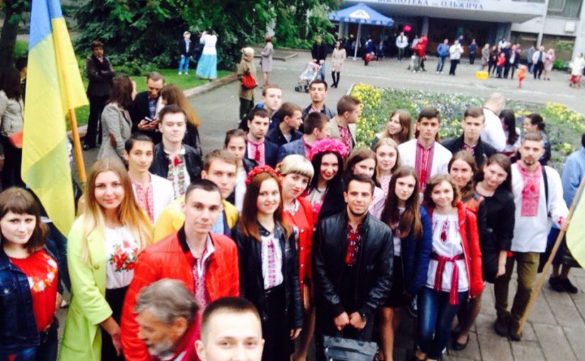 «Україна понад усе»: студенти ЖДТУ пройшлися містом у вишиванках