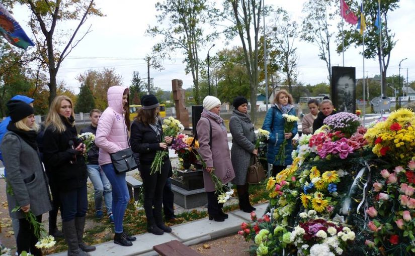 Студенти ЖДТУ на кладовищі вшанували загиблих учасників АТО