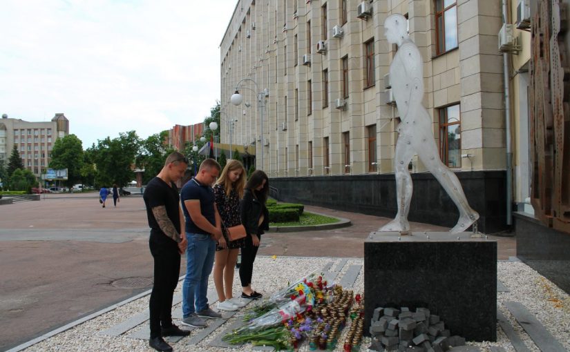 З нагоди Дня Героїв студенти Житомирської політехніки поклали квіти до пам’ятника Небесної Сотні в місті Житомирі