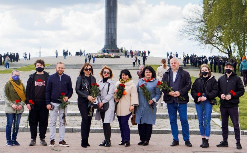 Представники університету поклали квіти до Монумента Слави з нагоди відзначення Дня Перемоги над нацизмом у Другій світовій війні