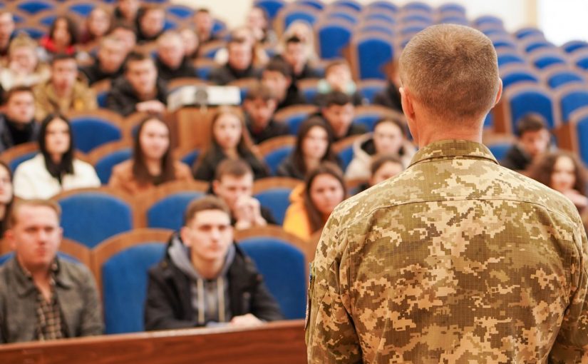 Лекція від офіцера групи спеціальної психологічної підготовки 199 навчального центру ДШВ Євгена Кузьменка для студентів
