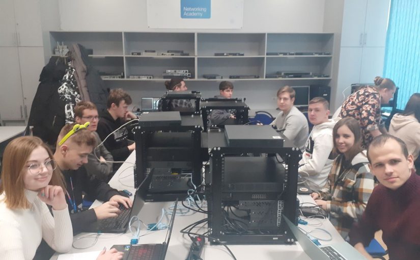 Студенти освітніх програм «Комп’ютерна інженерія» та «Кібербезпека» завершили технологічну практику в лабораторіях університету